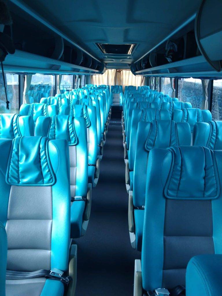 Interior bus pariwisata nyaman untuk perjalanan luar kota dari Medan