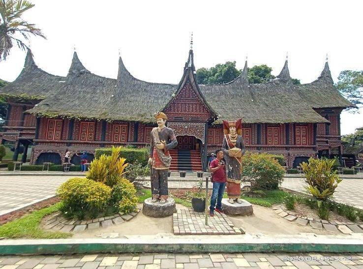 Kebun Binatang Bukittinggi - Gondrong Tour