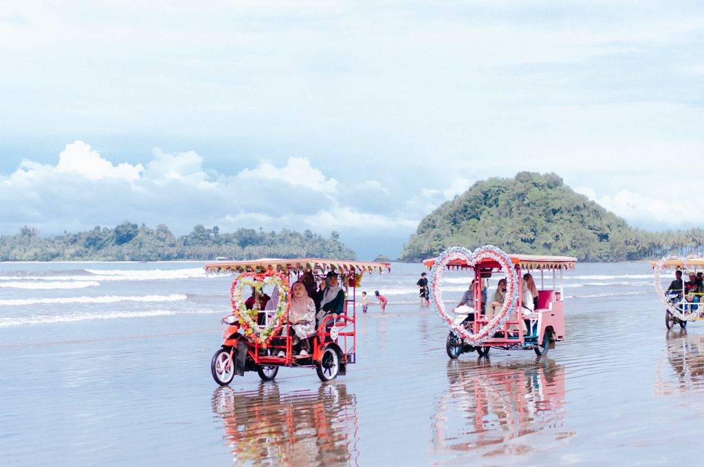 Pantai Air Manis Padang - Gondrong Tour