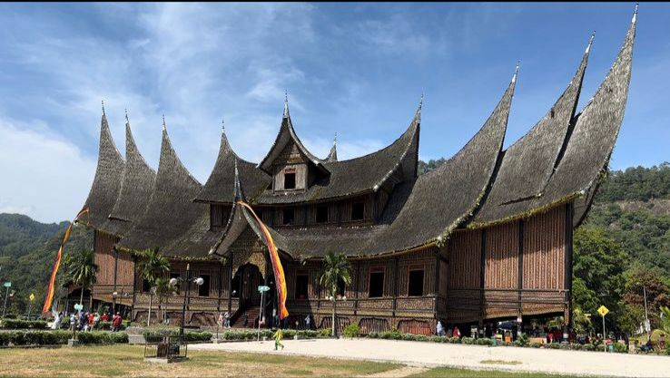 Rumah Adat Minangkabau - Gondrong Tour