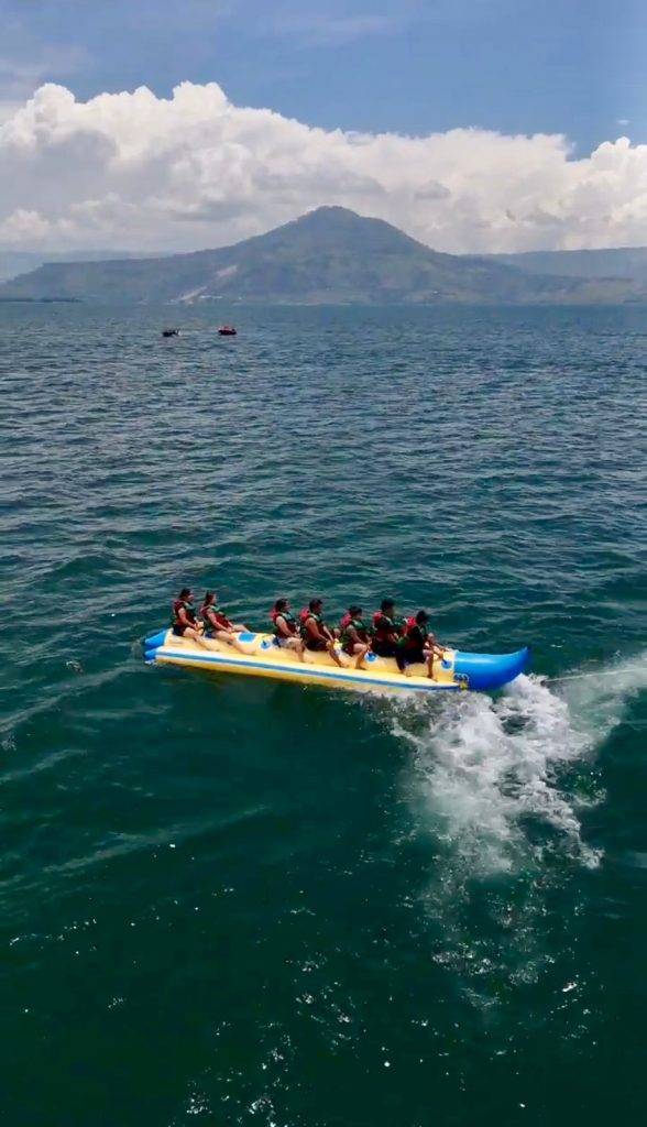 Banana Boat Pantai Pasir Putih Parbaba - Gondrong Tour