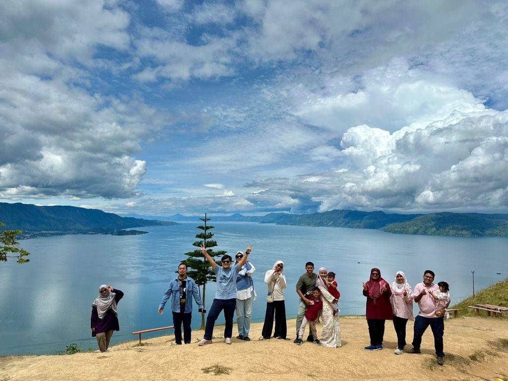 Daya Tarik Bukit Senyum Motung - Gondrong Tour