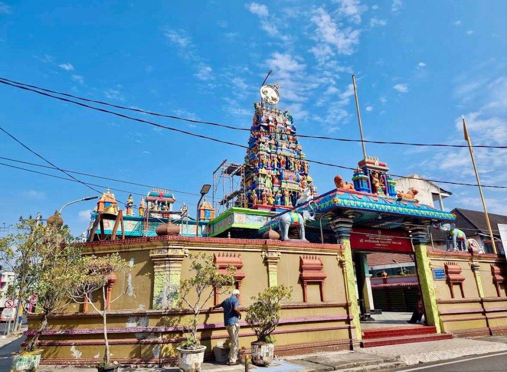 Kuil Shri Mariamman - Gondrong Tour