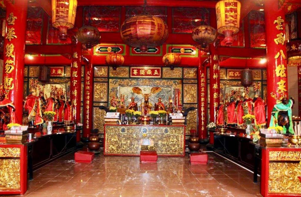 Patung Dewa Yang Unik di Vihara Gunung Timur - Gondrong Tour