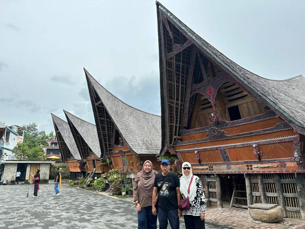Rumah Bolon Batak Toba - Gondrong Tour